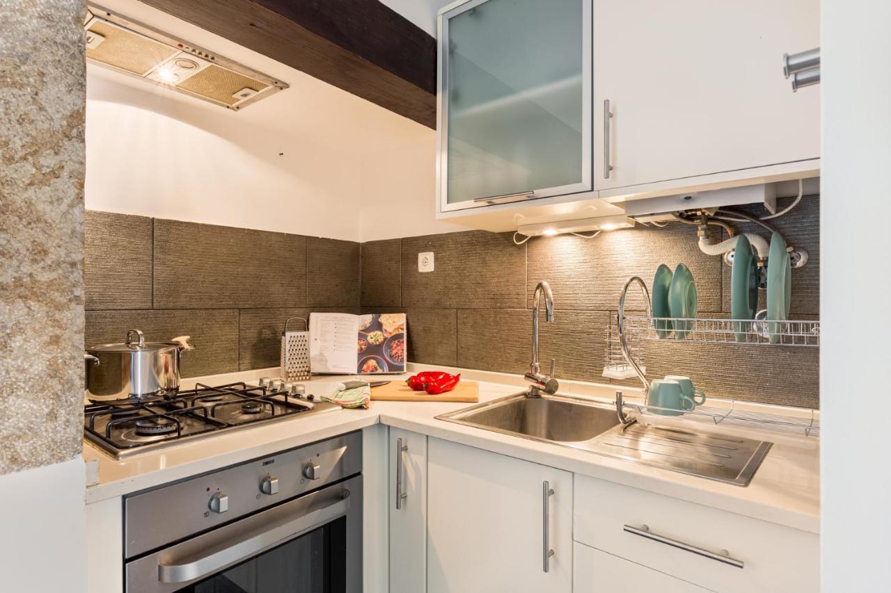 Joivy Stylish 2-bed Apt With Balcony In Lapa, 5mins To National Museum Of Ancient Art * Lisboa