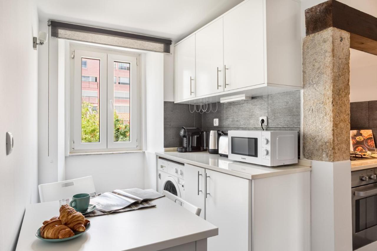 Joivy Stylish 2-bed Apt With Balcony In Lapa, 5mins To National Museum Of Ancient Art Apartamento *